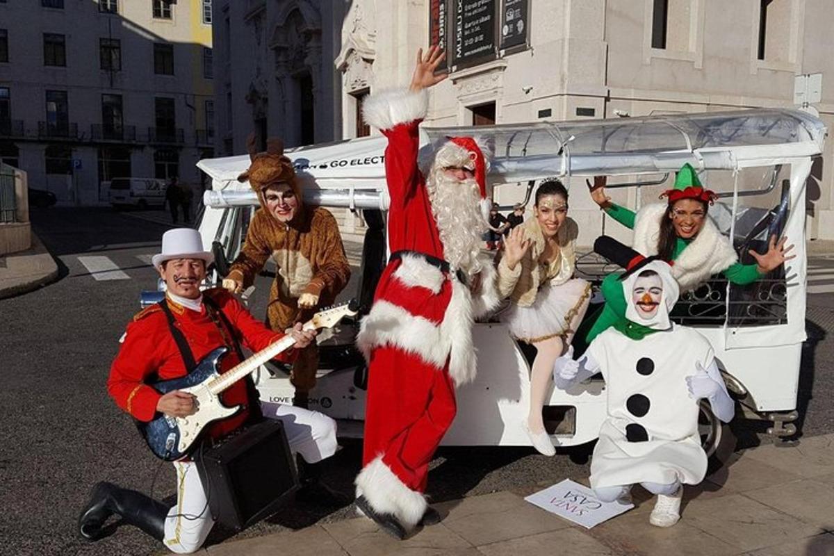 un grup de persones disfressades de Pare Noel i una furgoneta