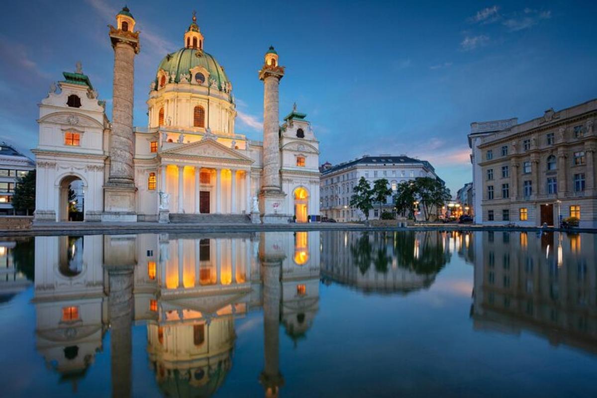 un edificio con un riflesso nell'acqua di notte