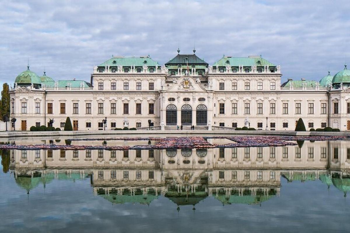 un gran edifici amb el seu reflex a l'aigua