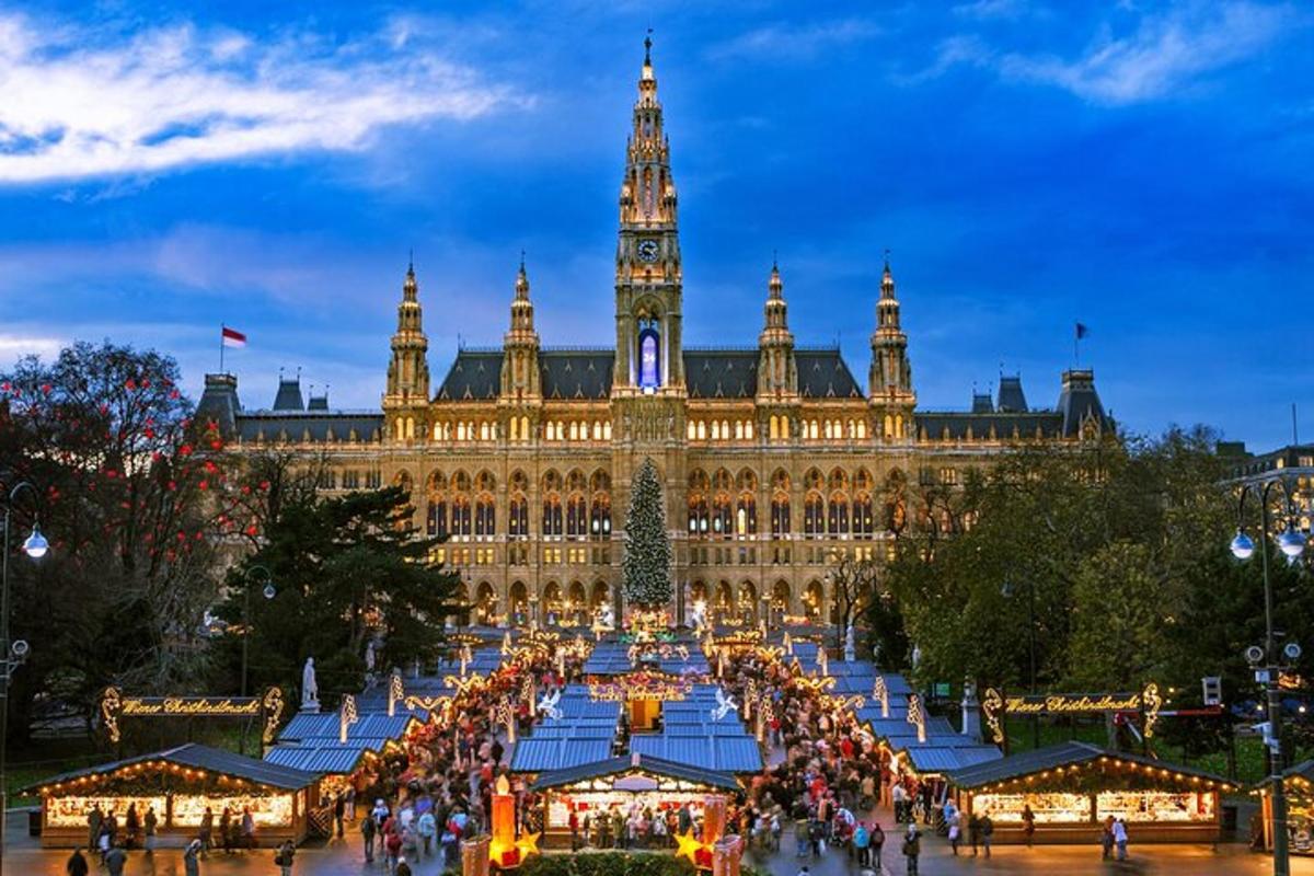 un grande edificio con un mercatino di Natale di fronte