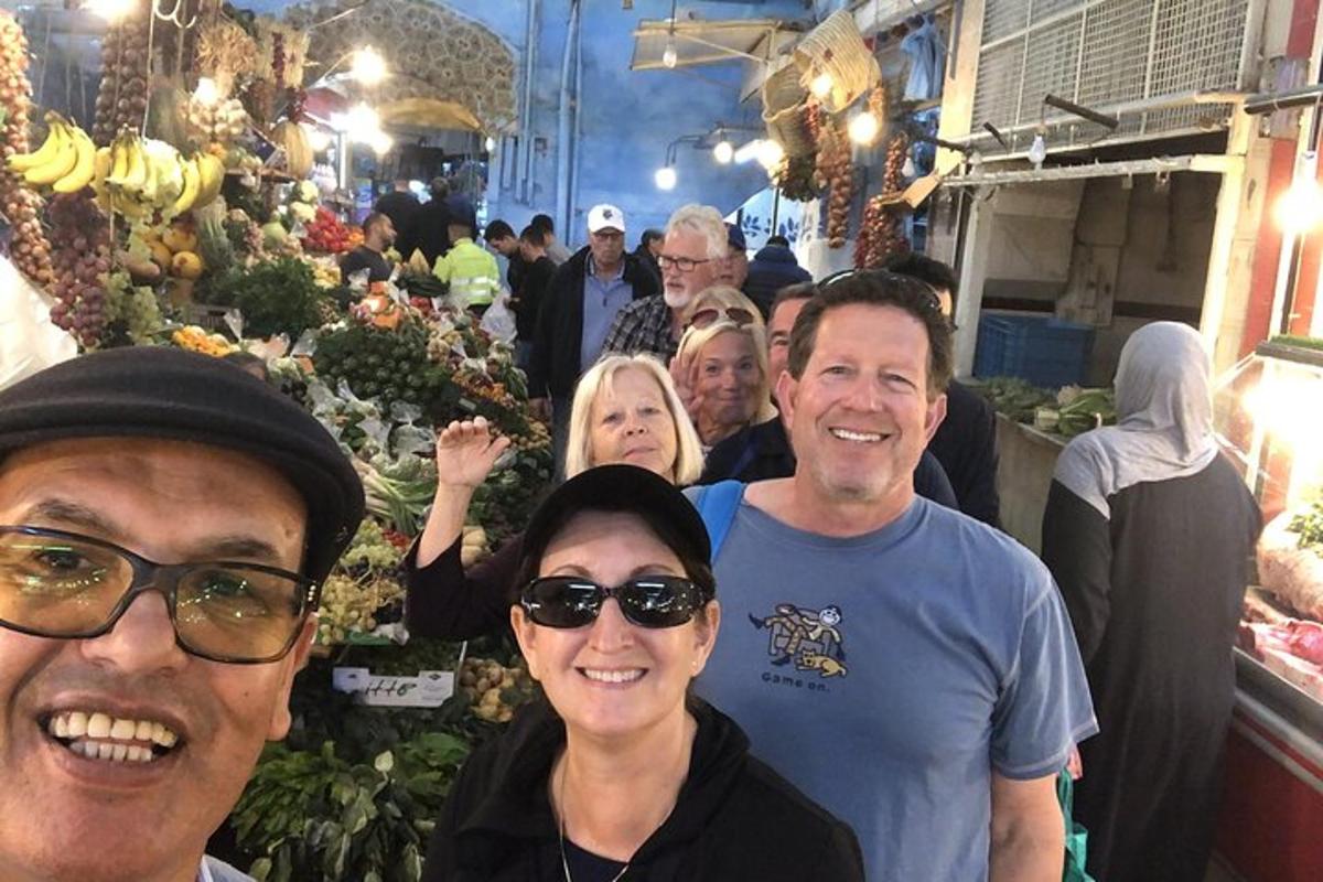 un gruppo di persone in posa per una foto in un mercato