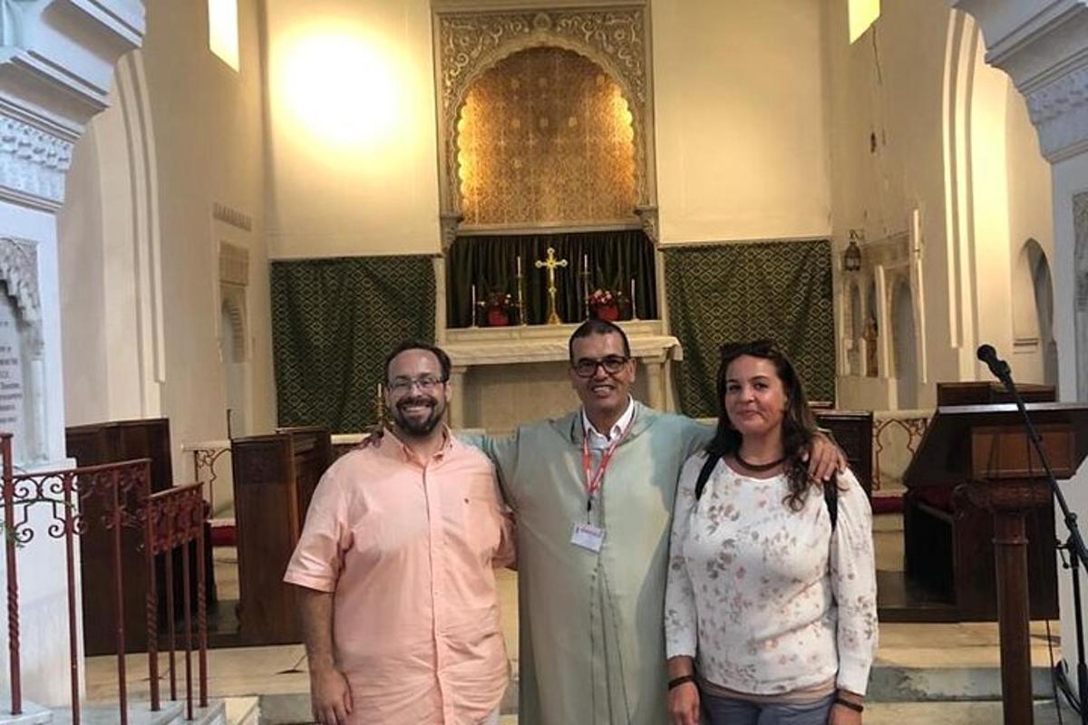 un gruppo di tre persone in piedi in una chiesa