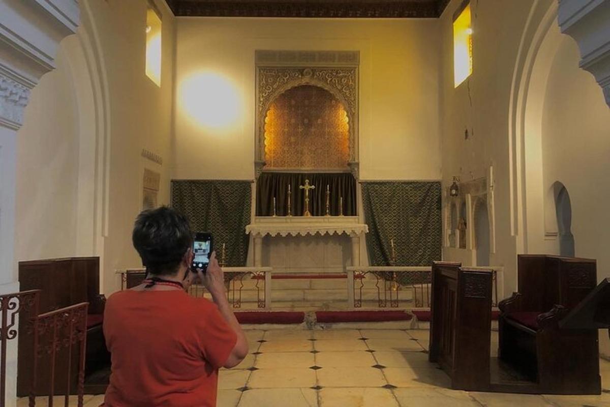 una persona che scatta una foto di una chiesa