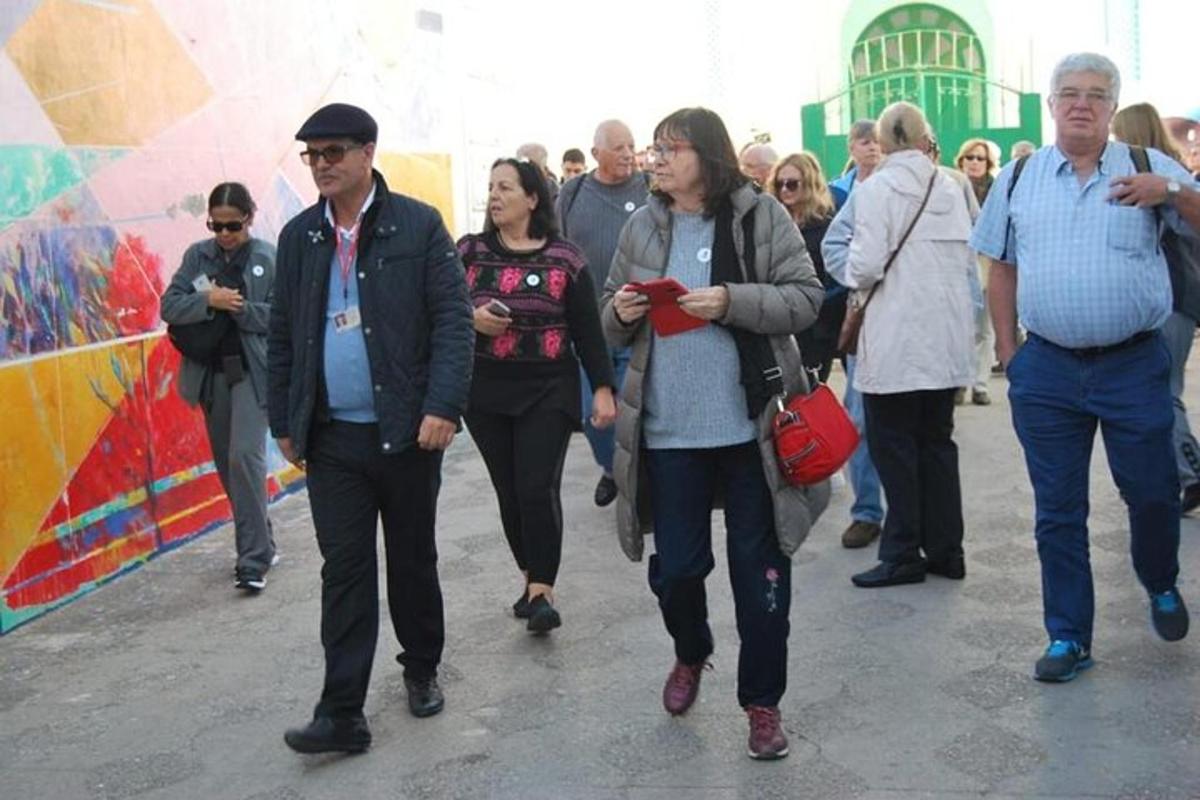 un gruppo di persone che camminano lungo una strada