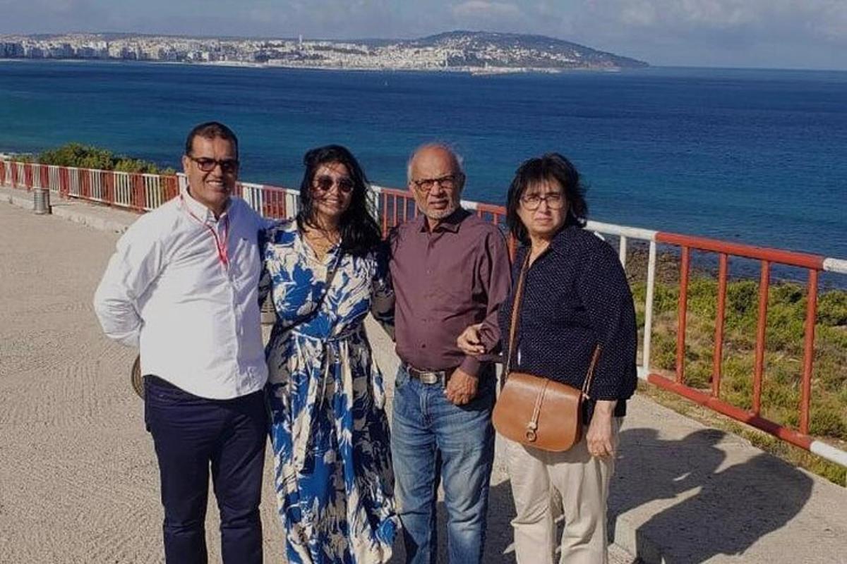 un gruppo di persone in piedi vicino all'oceano