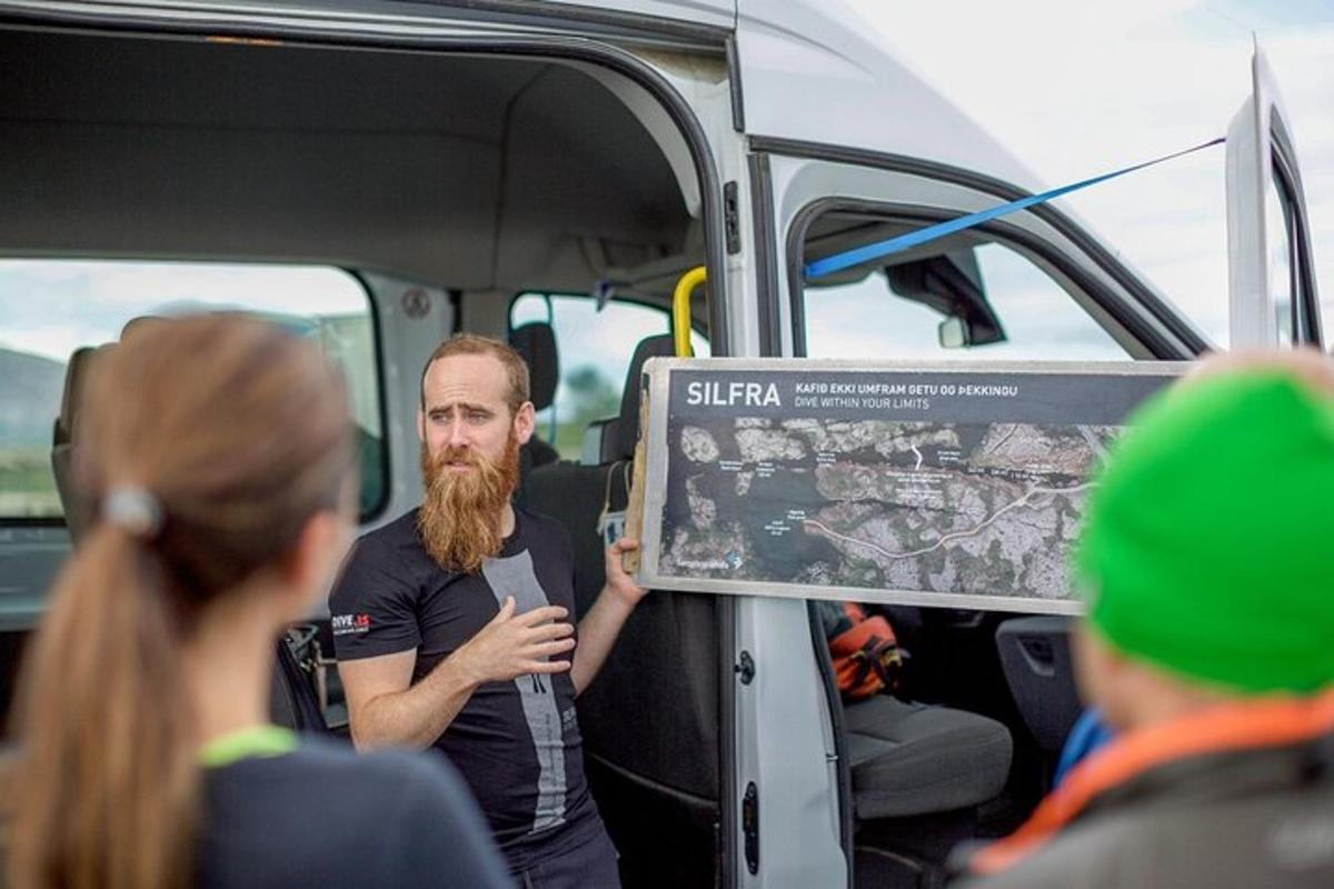 Un hombre con barba de pie dentro de un autobús.