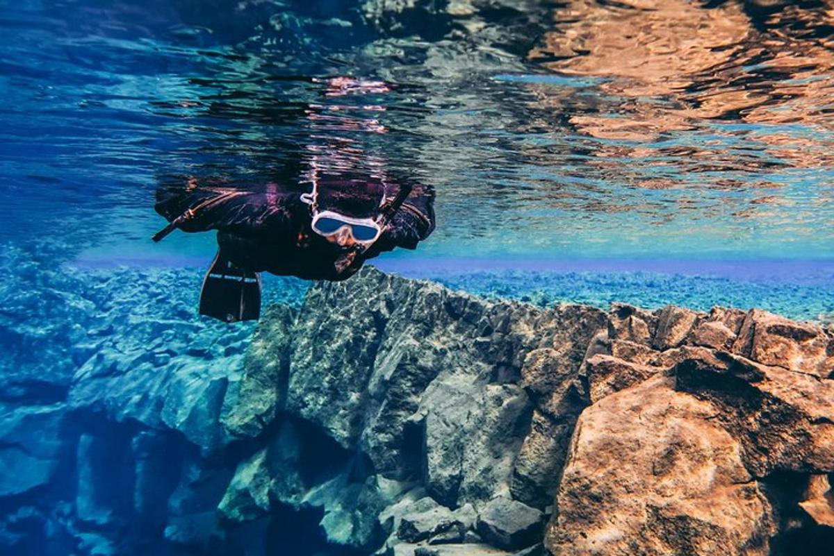 una persona che nuota nell'acqua con gli occhialini