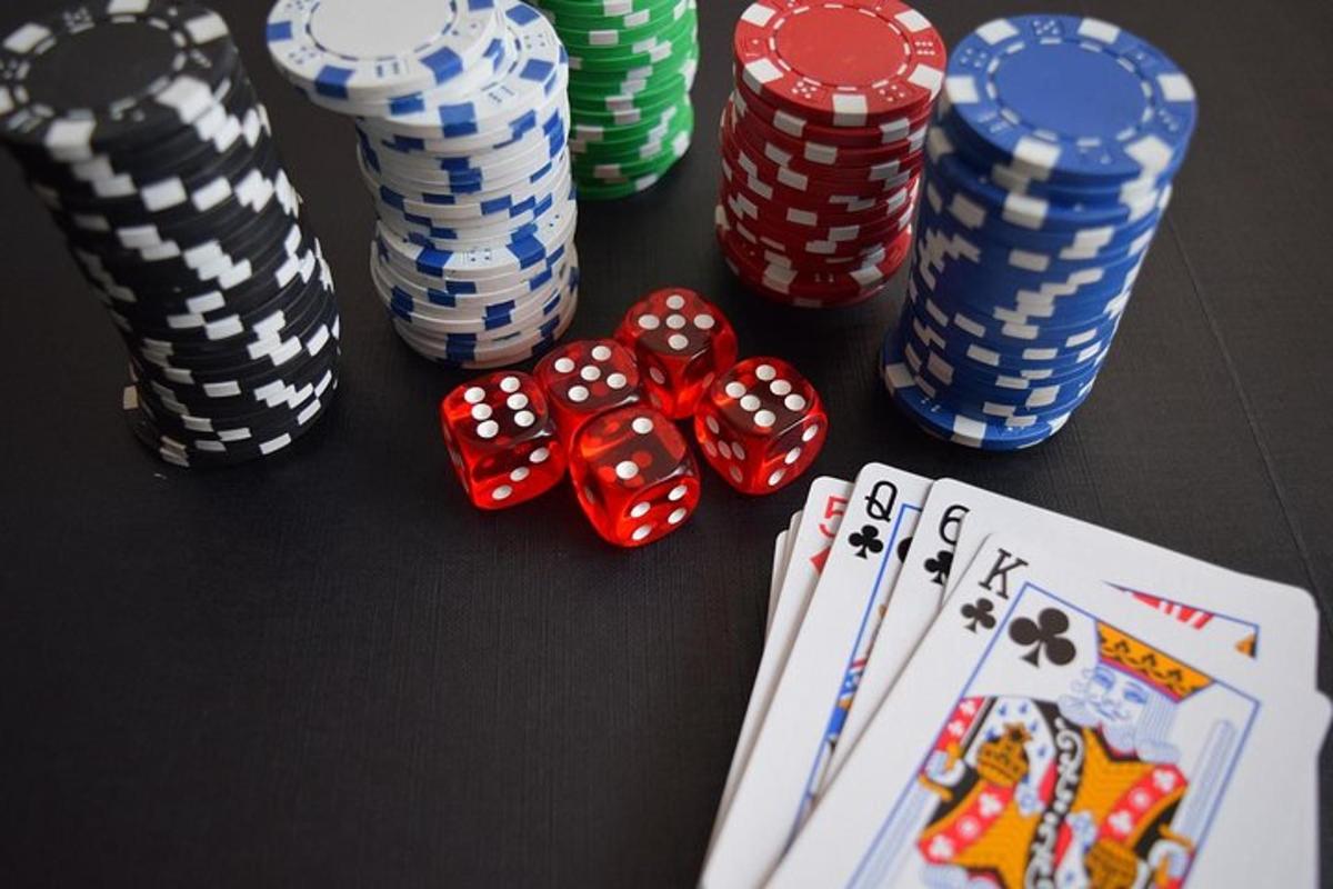một nhóm các con chip poker và xúc xắc trên bàn