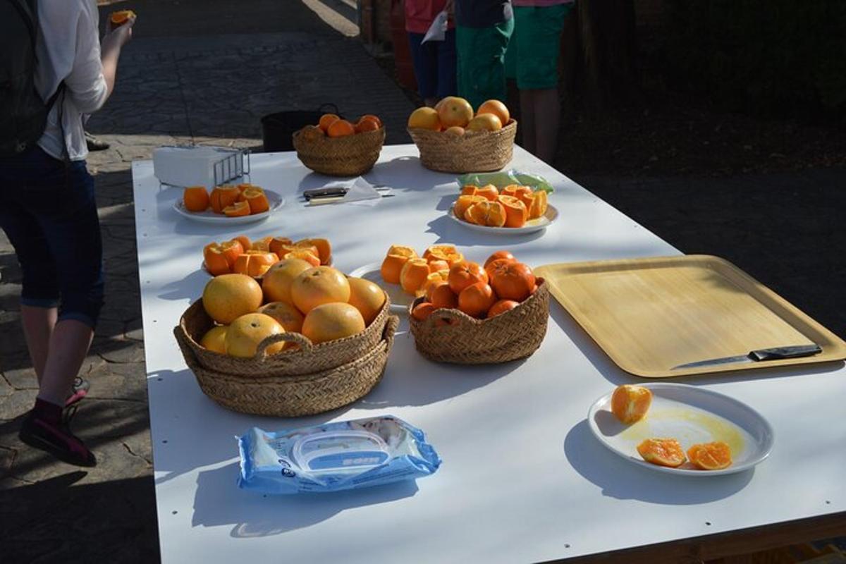 Una mesa con cestas de fruta encima.