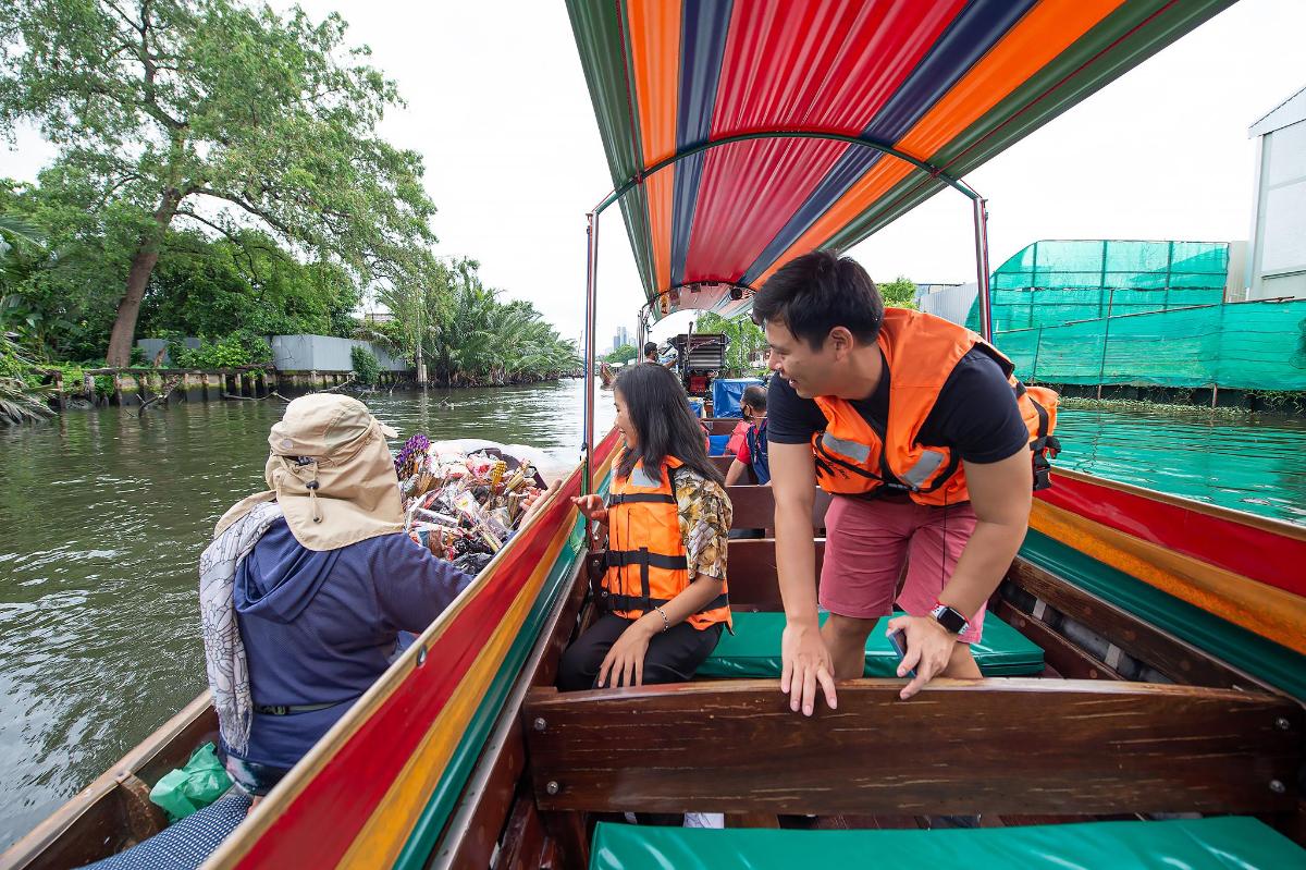 un grupo de personas en un barco en el agua