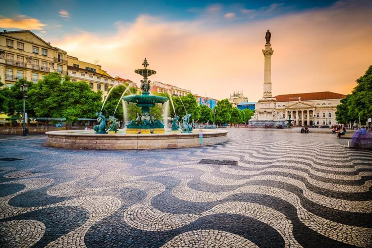 una fuente en una plaza con un monumento al fondo