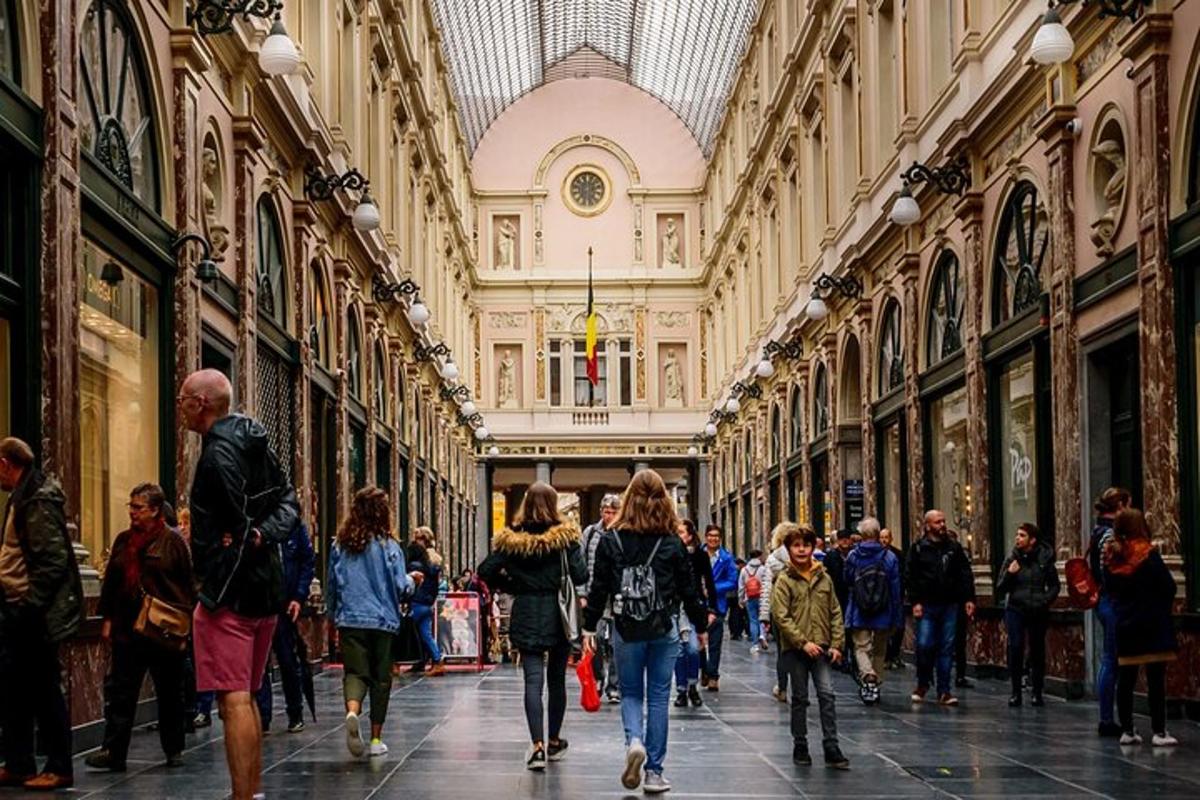 skupina lidí procházejících se nákupním centrem