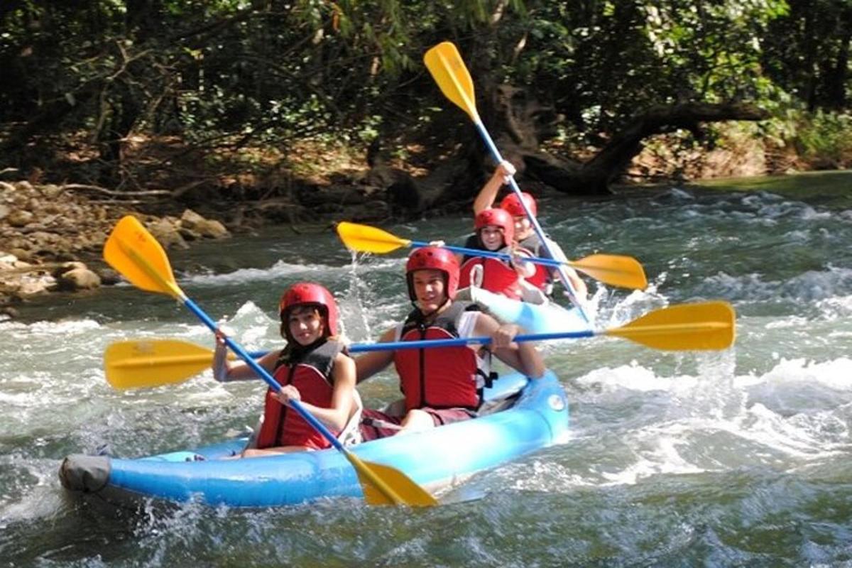 một nhóm người trên bè trên sông