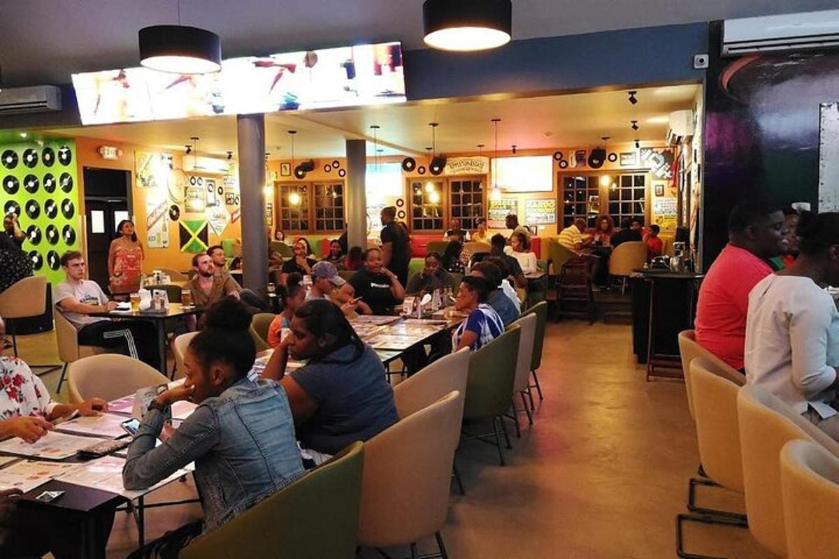 eine Gruppe von Menschen, die an Tischen in einem Restaurant sitzen