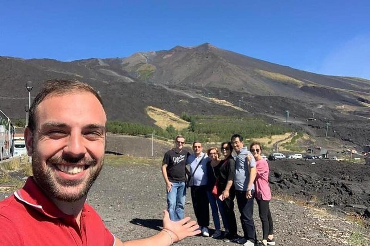 un grup de persones dempeus davant d'una muntanya
