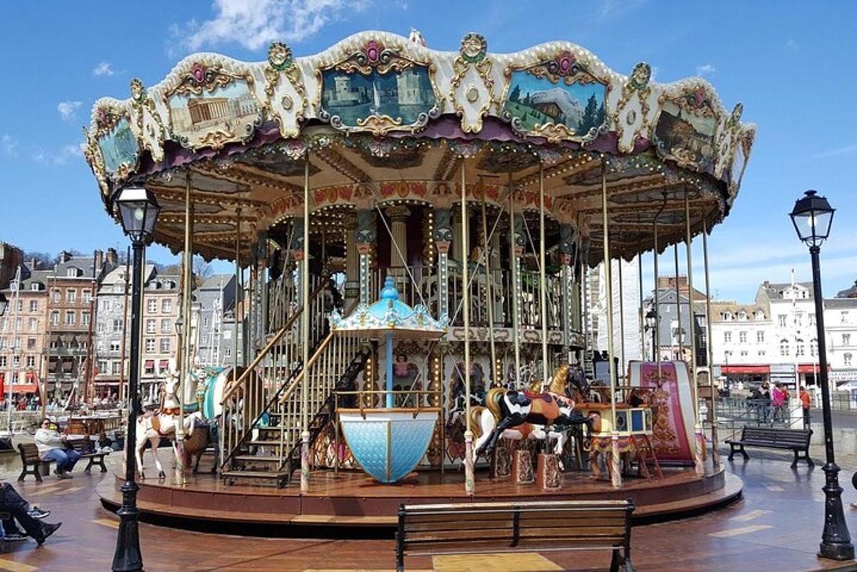 um carrossel com cavalos e pessoas andando nele