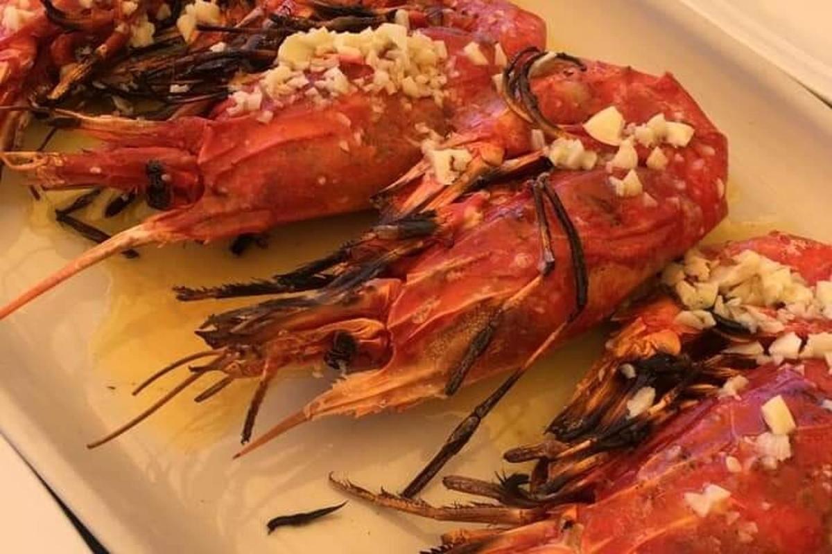 um prato de comida com caranguejos