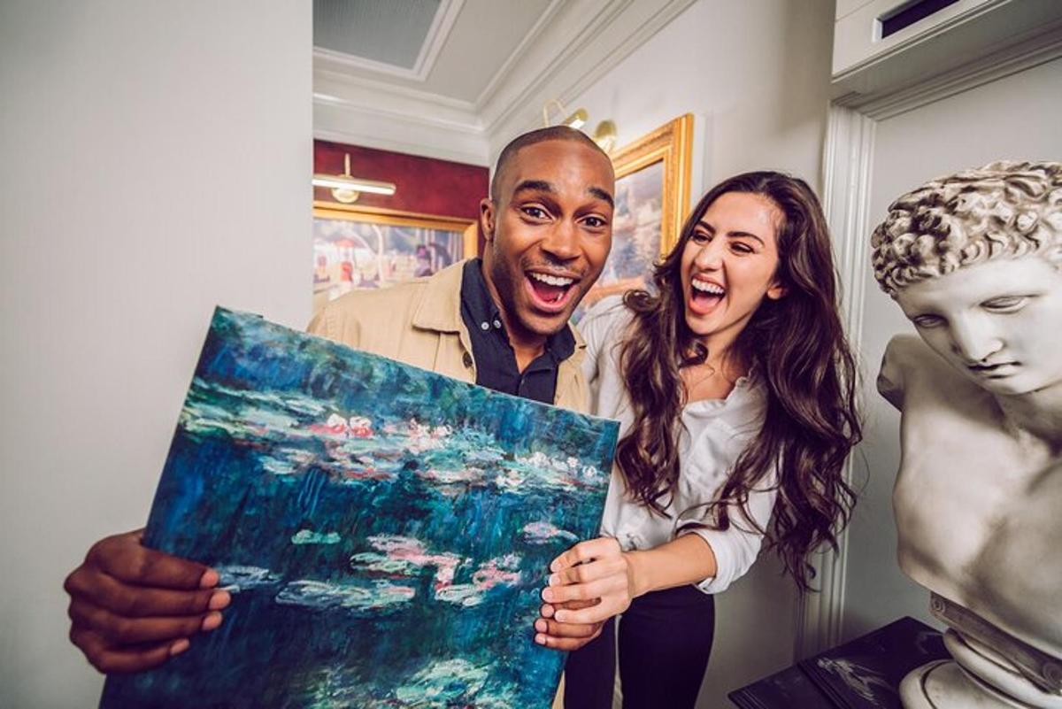 một người đàn ông và một người phụ nữ đứng cạnh một bức tranh