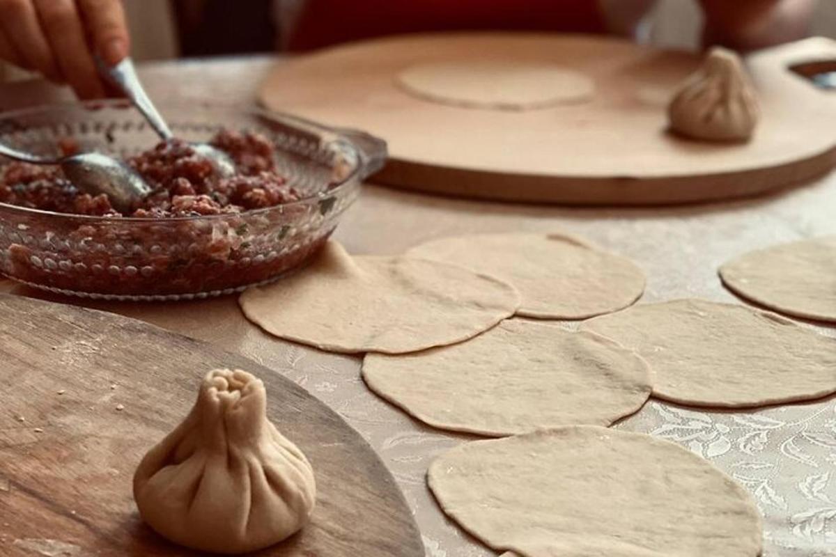 stůl s nepečenou tortillou