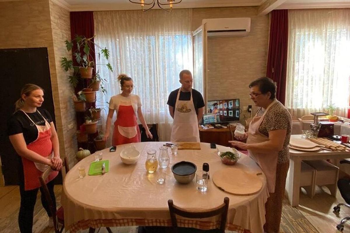 skupina lidí stojících kolem stolu