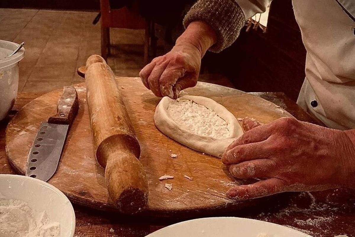 osoba, která dělá těsto na dřevěném prkénku