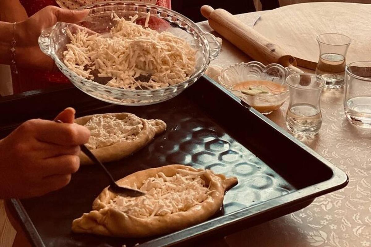 stůl s podnosem, na kterém jsou dvě pizzy