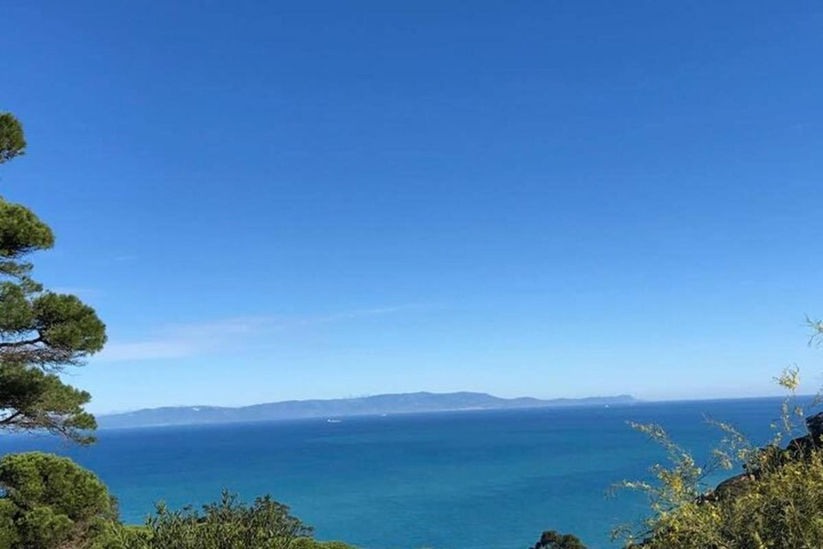uma vista de um grande corpo de água