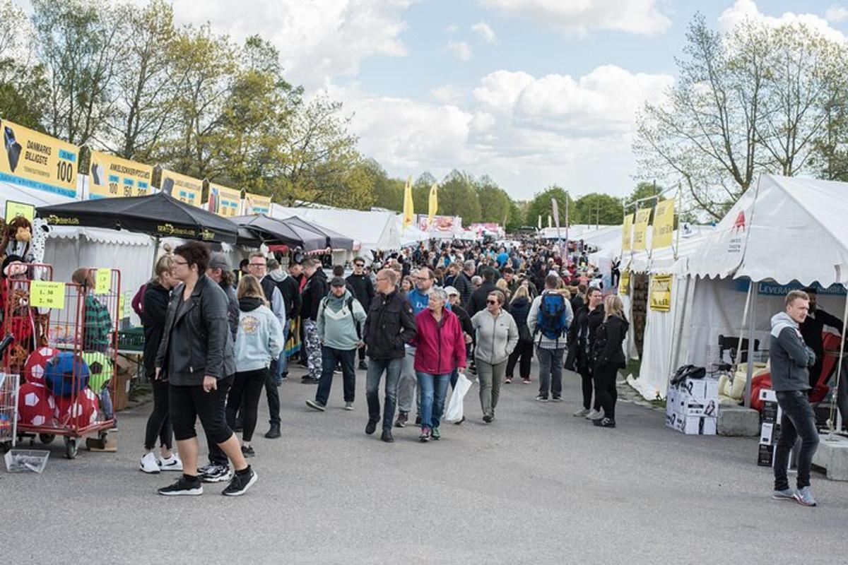 egy nagy tömeg sétál át a piacon