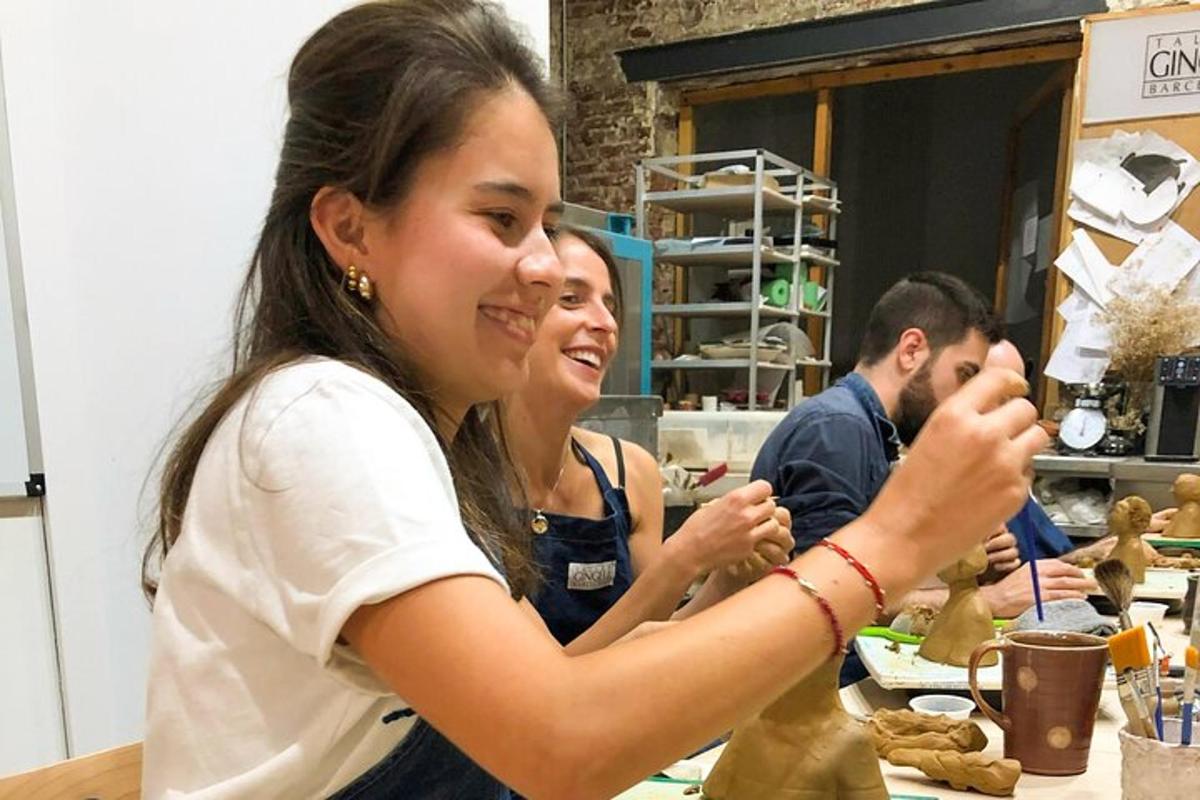 due donne sono in piedi in una stanza con un tavolo