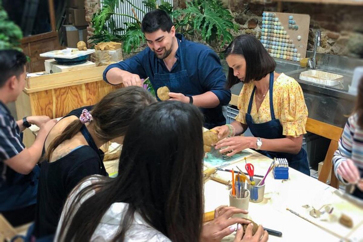 un gruppo di persone in piedi attorno a un tavolo che mangiano cibo