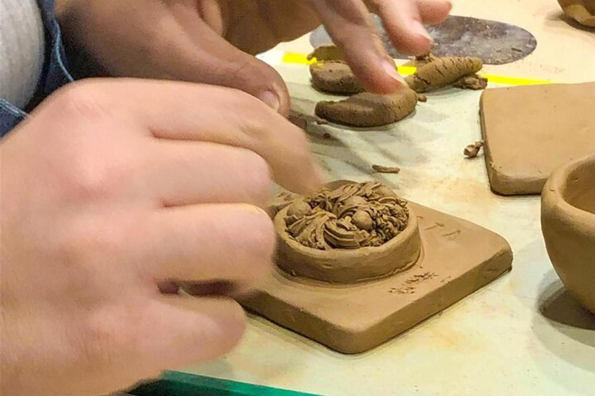 una persona che prepara una ciotola su un tavolo