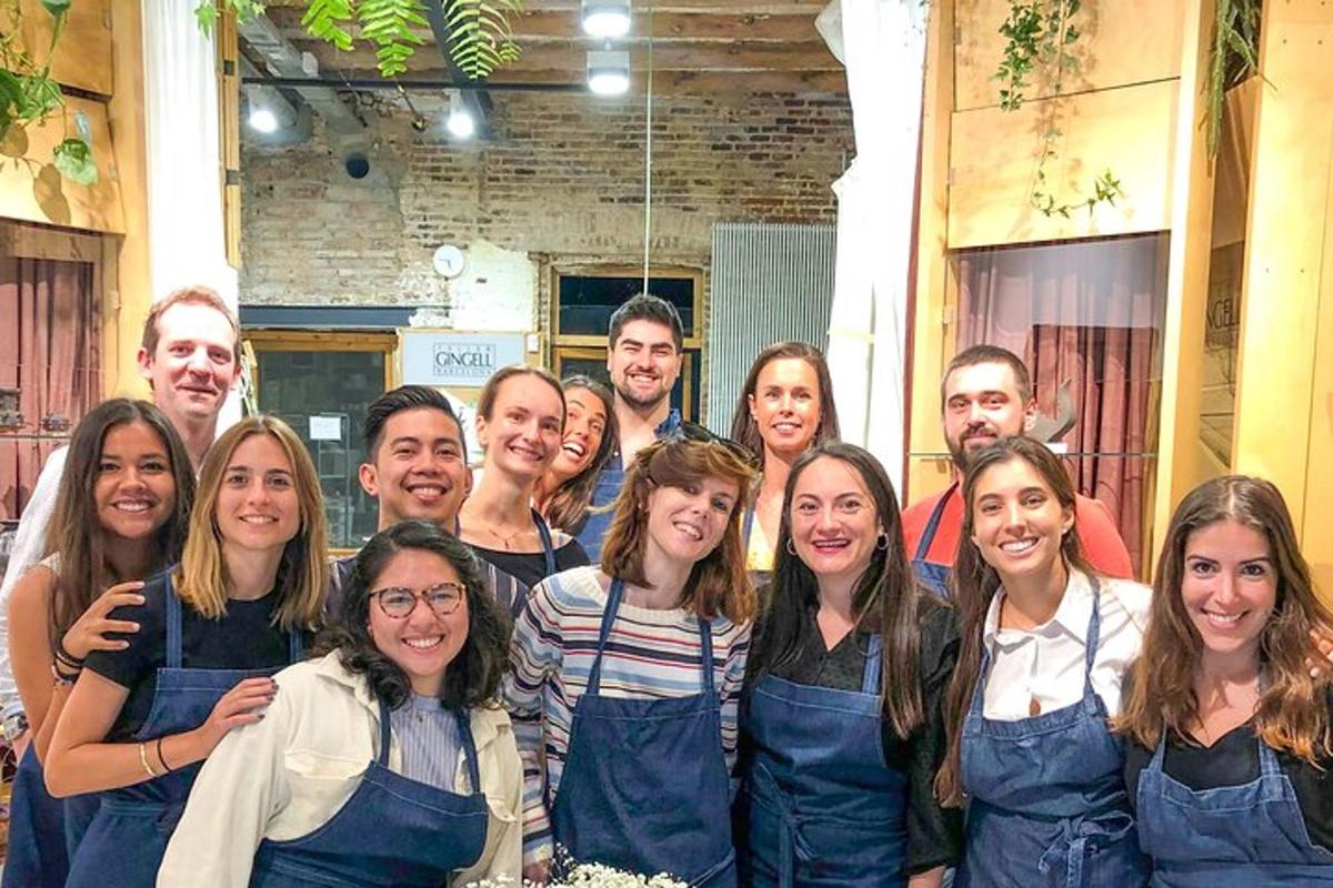 un gruppo di persone in grembiule che posano per una foto