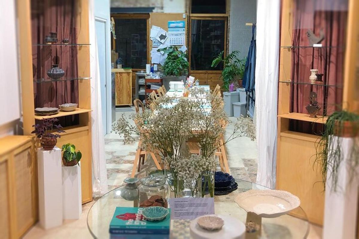 un tavolo di vetro con un vaso di fiori sopra