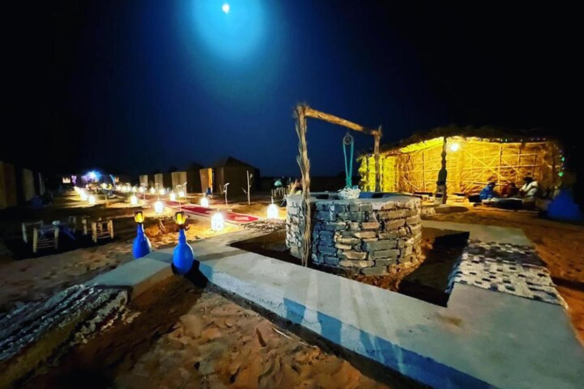 ένα πέτρινο κτίριο τη νύχτα με το φεγγάρι στον ουρανό
