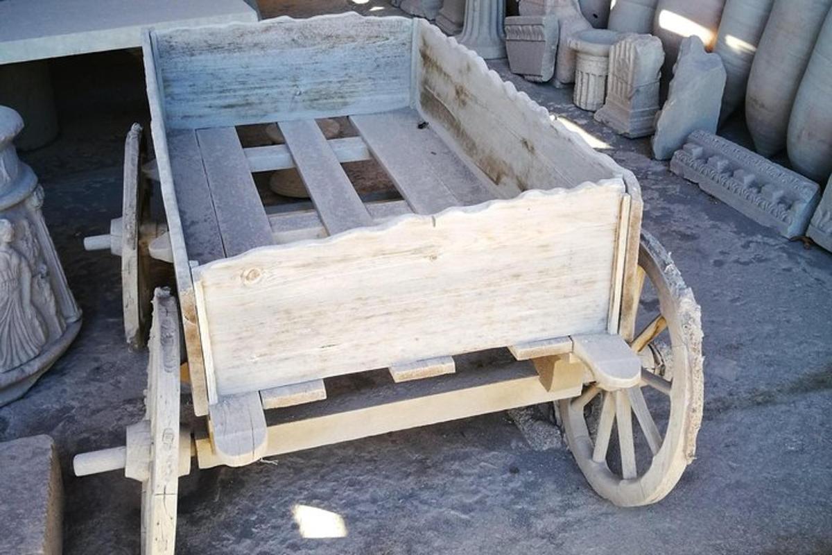 trévagn sem stendur ofan á hjóli
