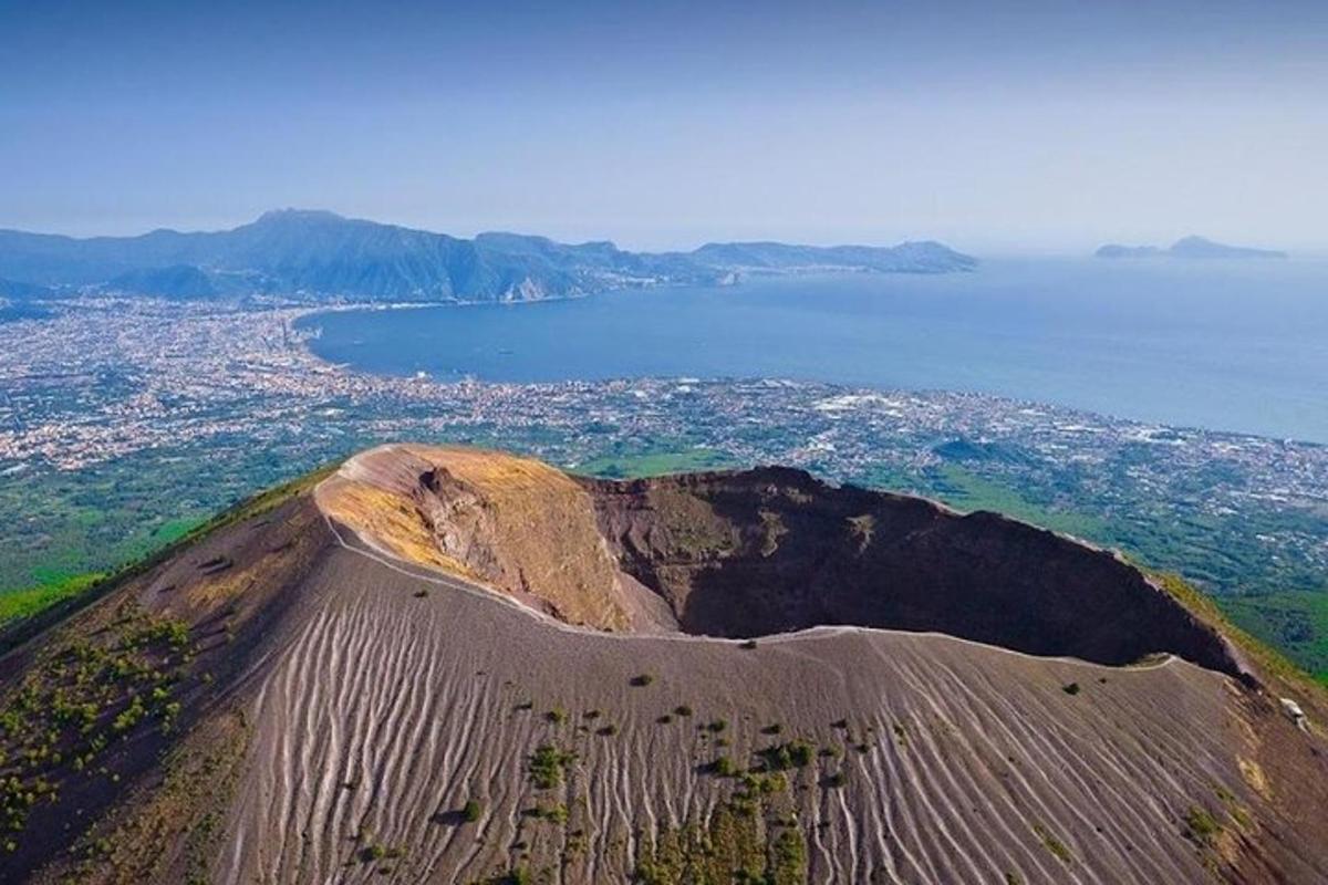 pemandangan udara gunung di samping air