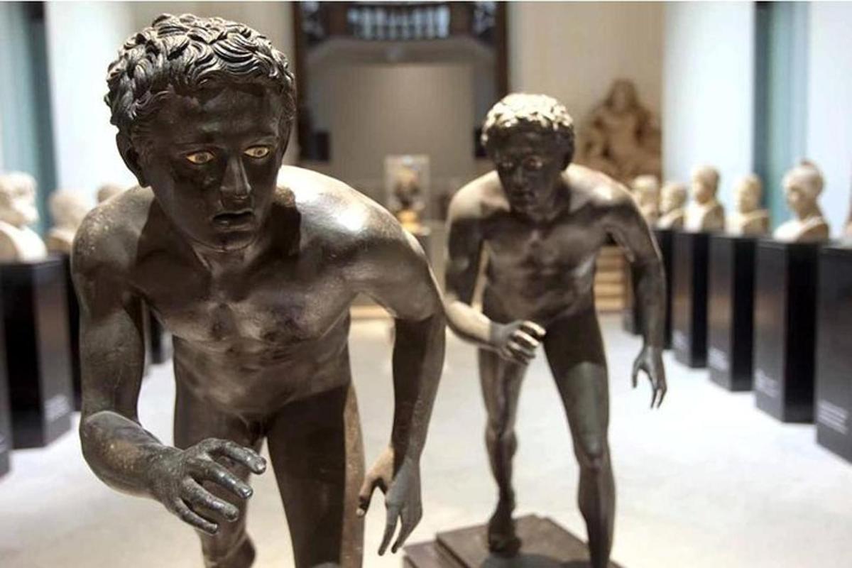 una statua in bronzo di due giovani ragazzi in un museo