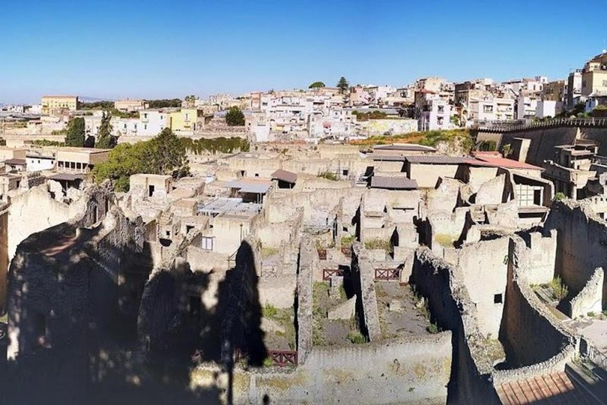 Zračni pogled na vas s hišami in stavbami