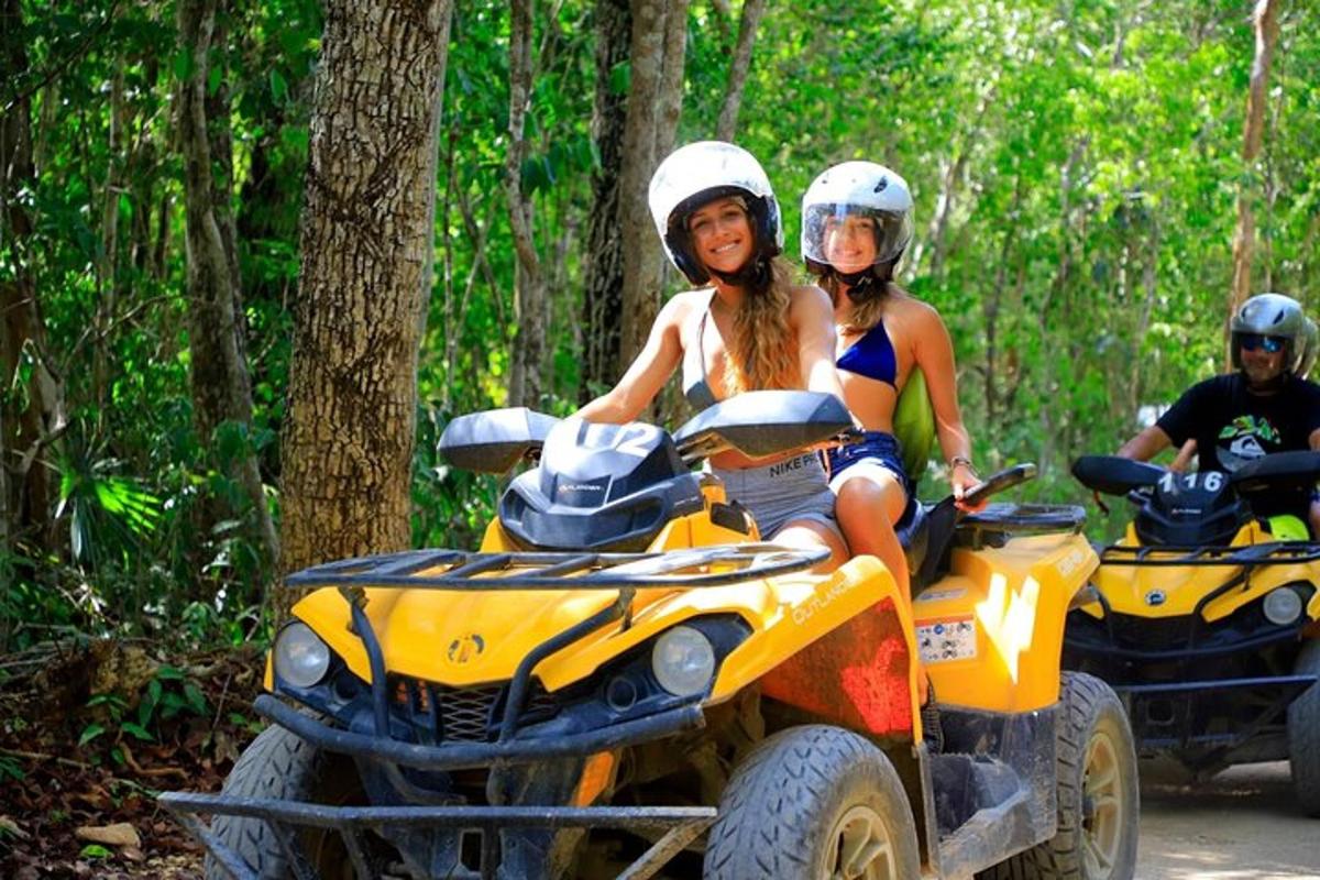 két ember ATV-zik az erdőben