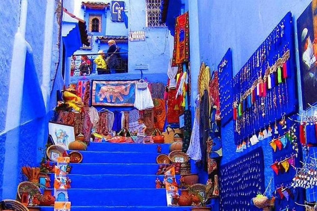 một bức tường màu xanh với cầu thang màu xanh trong một tòa nhà