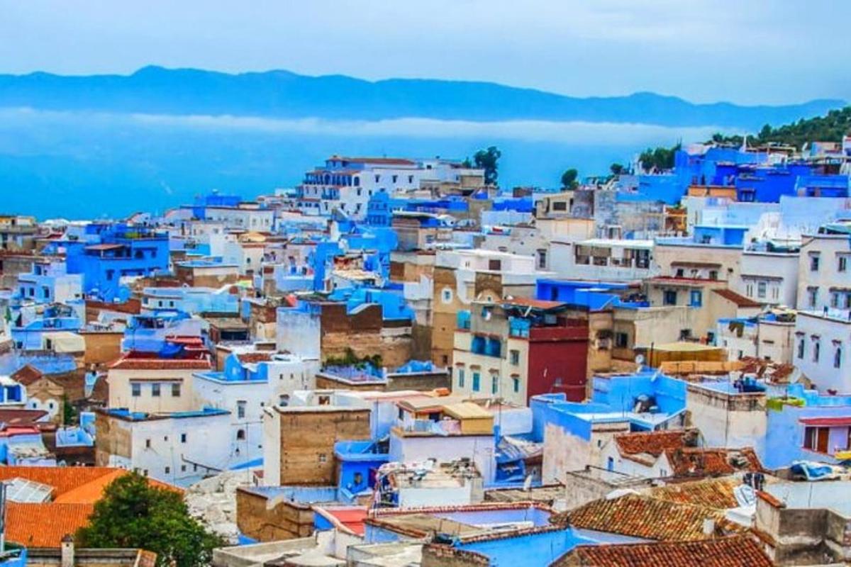 pemandangan bandar dengan bangunan bercat biru