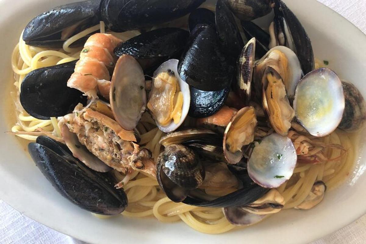 o farfurie de paste cu midii și fructe de mare