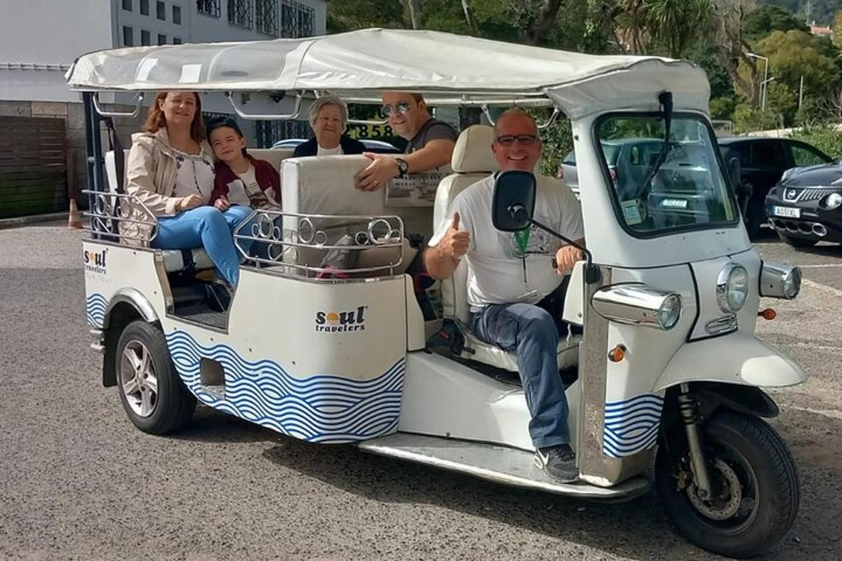 một nhóm người đi trên xe golf
