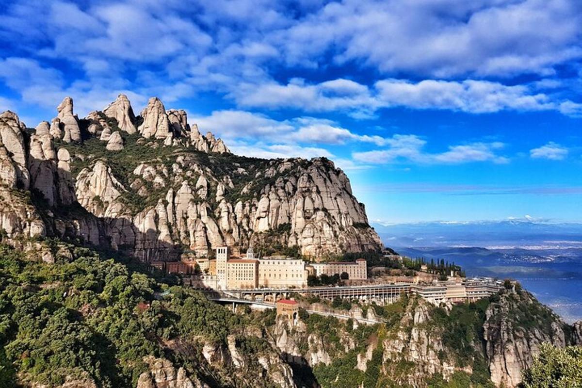 una montaña con un pueblo en la cima