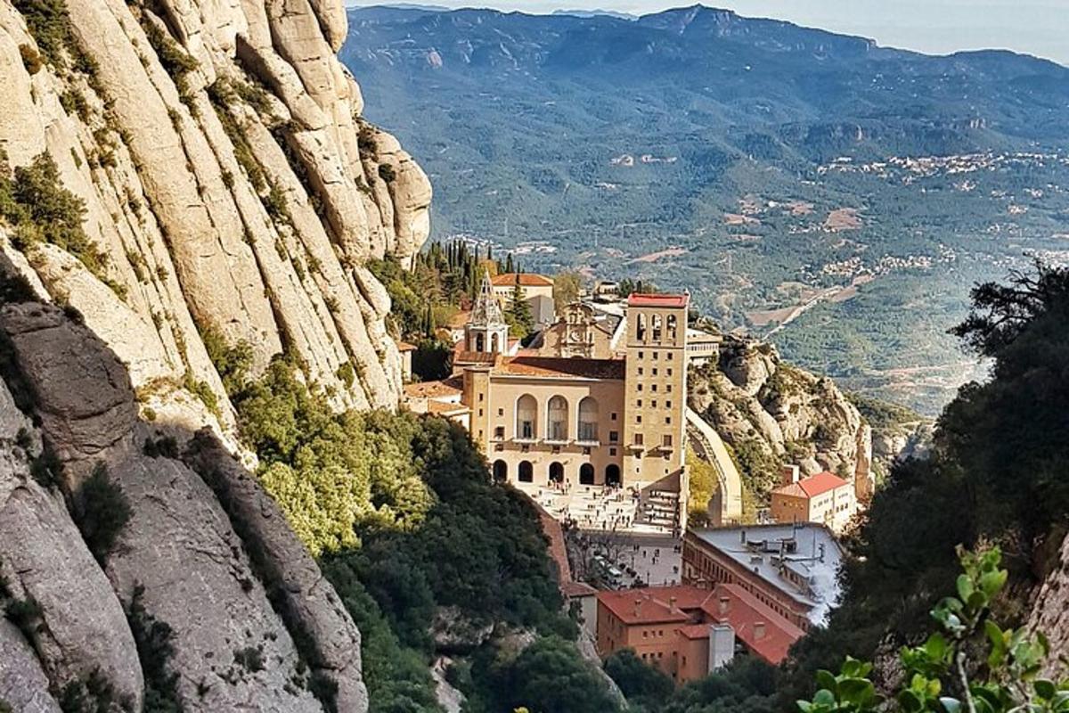 un edificio en la ladera de una montaña