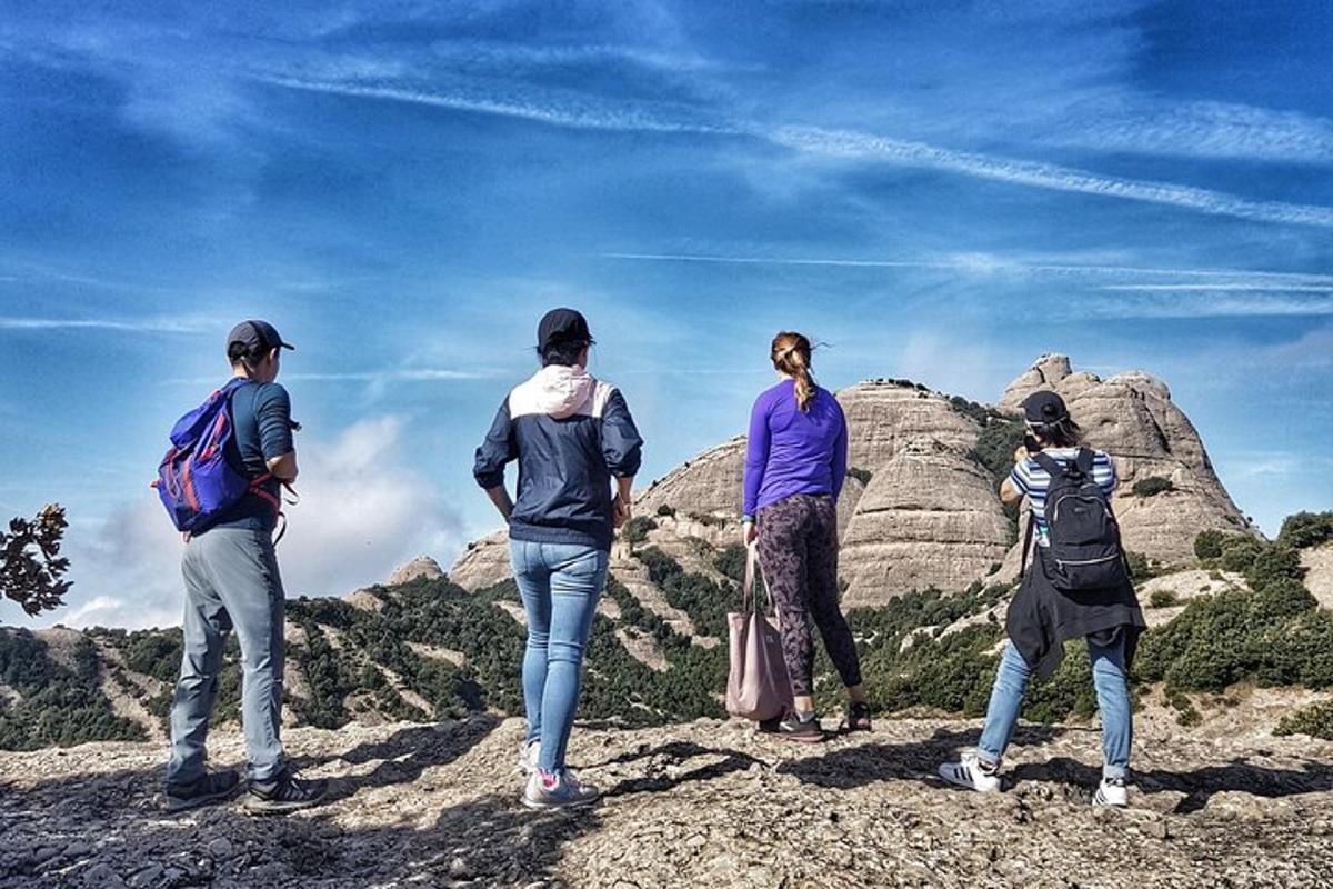 un grupo de personas de pie en la cima de una montaña