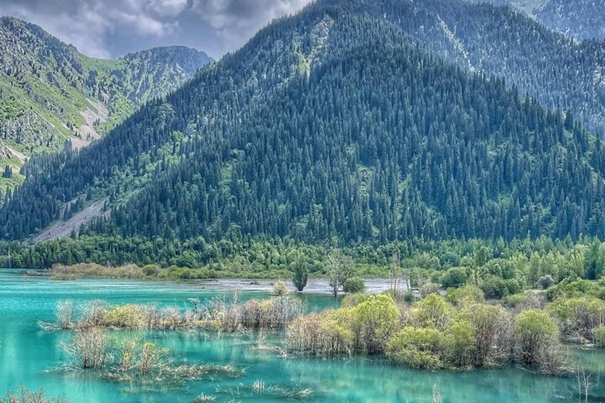 sungai biru di hadapan gunung