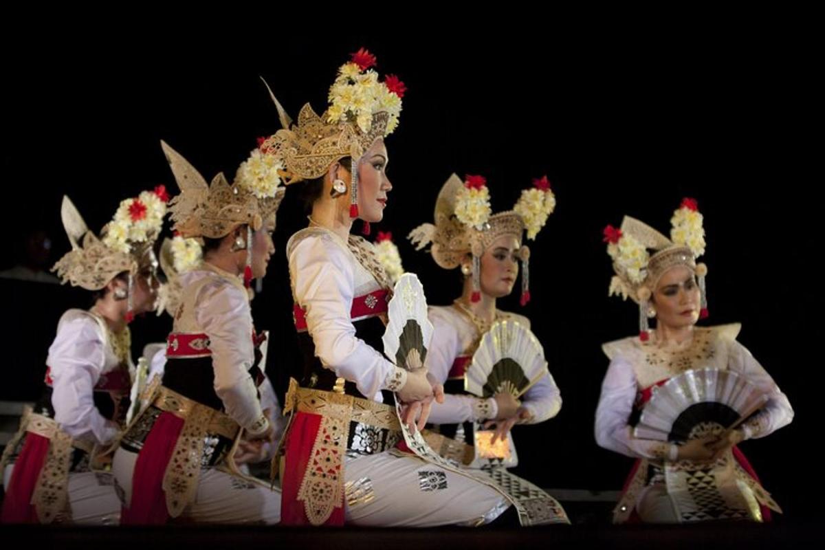 un grup de femei îmbrăcate în costume cu pălării