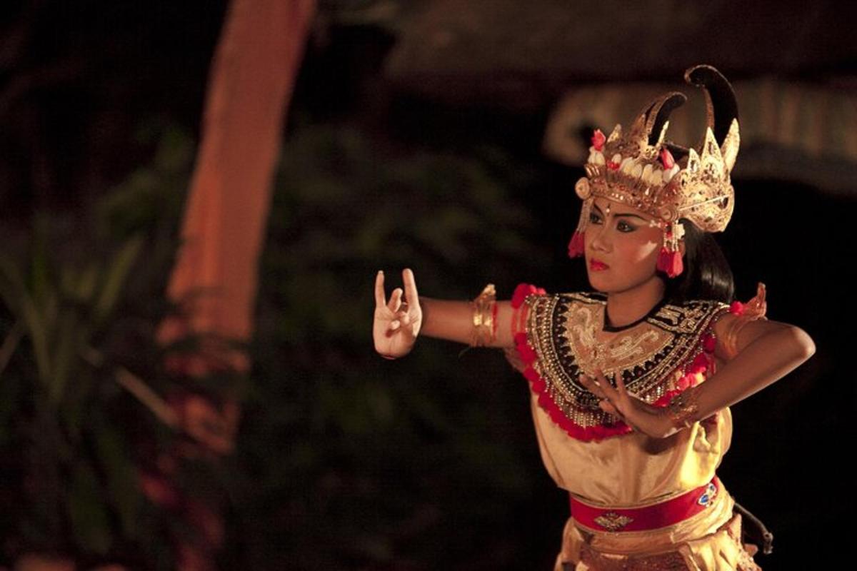 seorang wanita memakai mahkota dan membuat tanda damai