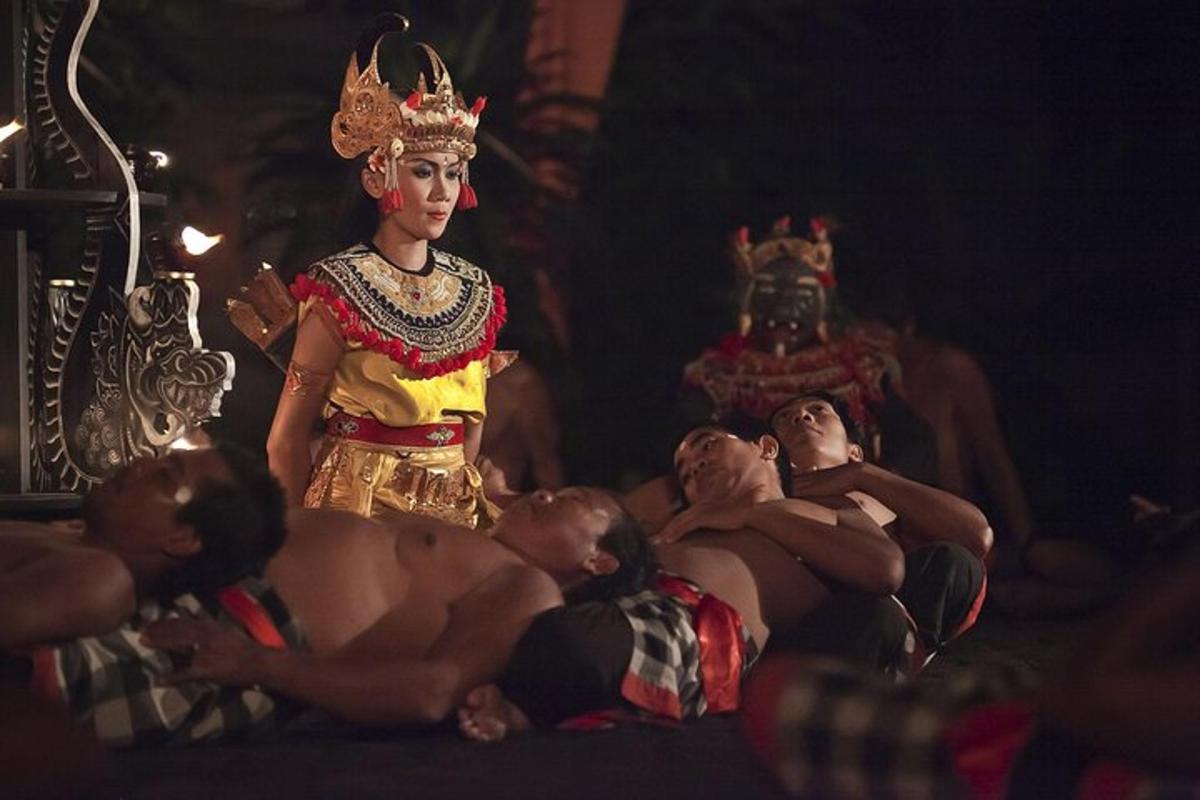 sekumpulan lelaki berbogel dalam persembahan sarkas